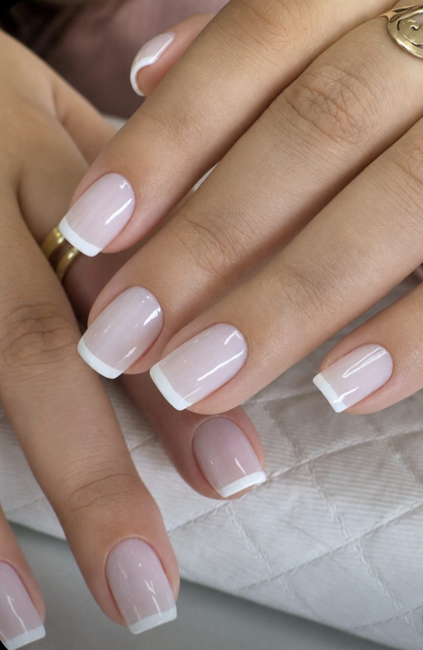 Unhas quadradas em francesinha nude com pontas brancas