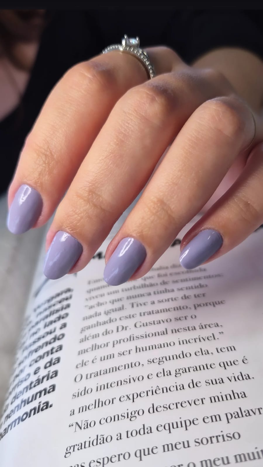 Unhas arredondadas esmaltadas em lilás